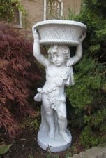 Steinfigur mit Rosenranke 100