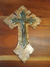 Alte religiöse Kreuz auf funiertes Holz und Messing