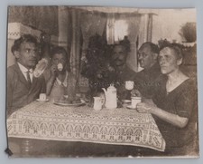 Personen bei Kaffee & Gebäck