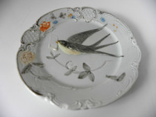 Antiker Zierteller reliefierte Schwalbe mit Liebesbrief Porzellan