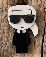 Süsse  Karl Lagerfeld Cartoon  Brosche in schwarz/weiss