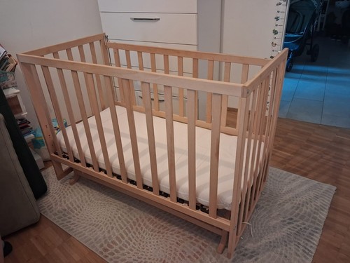 Hölzernes kinderbett mit - hölzernes,