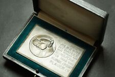 HUNDEZUCHT: Plakette. VERLAG RUNDSCHAU FÜR JAGD & HUNDESPORT PLAUEN im VOGTLAND.