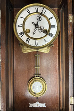 Antike Pendelwanduhr aus