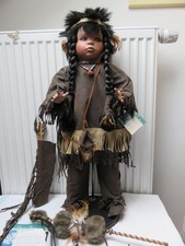 Porzellan Puppe *Indianerjunge* "Sririt of the Bear" -  ca. 70 cm - mit Ständer