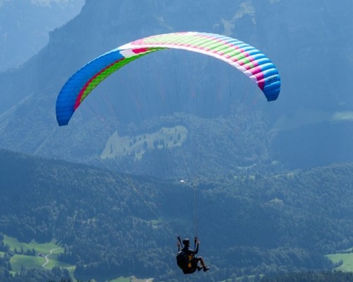 Gleitschirm mit gurtzeug - gleitschirm,