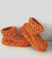 HANDARBEIT      gehäkelte    Hüttenschuhe mit Filzsohle    Gr. 40/41   