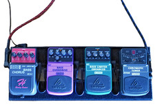 Pedal Board mit Tuner und E-Bass Effekten