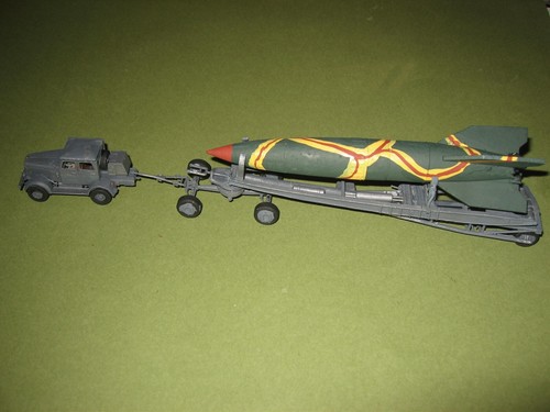 Rakete auf meillerwagen mit - rakete,