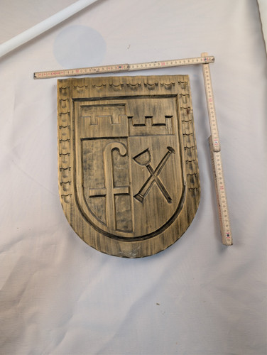 Handgeschnitzte holzwappen - handgeschnitzte,