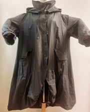 Vokuhila- Regenmantel mit Kapuze von Kekoo