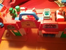 Fisher Price Einkaufs Str. 3teilig mit Garage etc.