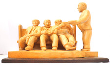 Vintage Holz Skulptur Gruppe Handschnitzerei Männer auf Bank Szene