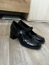 Elegante schwarze Lack-Mary