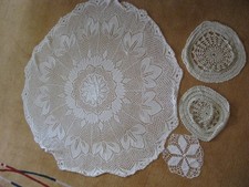 4 Deckchen Handarbeit gehäkelt rund Decken handmade Filethäkel Tischdecke 90 cm
