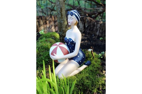 Dekofigur badefrau mit ball - dekofigur,