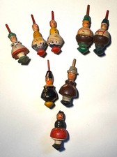 8 alte Holzkreisel WHW 1941 Erzgebirge Kreisel Straßensammlung Spendenabzeichen