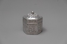 Kleine hexagonal geformte Silberdose