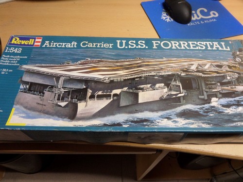 Revell 5070 aircraft carrier - 5070,,