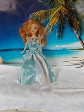Barbie Puppe, mit blau-weißen