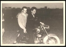 Fotografie Motorrad Puch, Burschen auf Krad sitzend 