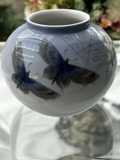 Royal Copenhagen Denmark Vase Schmetterlinge blau 814 Model 2390 im Jugendstil