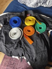 Schwarzer jitsu anzug - schwarzer, ju-jitsu