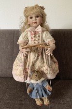 Porzellanpuppe Sammlerpuppe mit Teddy als Marionette