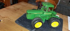 Modell von John Deere Schlepper Nr. 8640