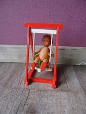 alte kleine Holz Puppenschaukel für Puppenstube mit Gummi Püppchen