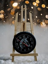 Wanduhr auf Schieferplatte"