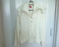 Strickjacke  Gr. 40/42    wollweiß  Zopfmuster und Bommeln (Quaste)