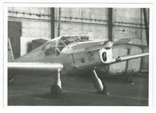 Propellerflugzeug - Flugplatz Hangar vmtl. Bücker Bü 181 Bestmann - Altes Foto