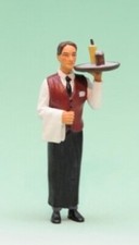 Kellner mit roter Weste /