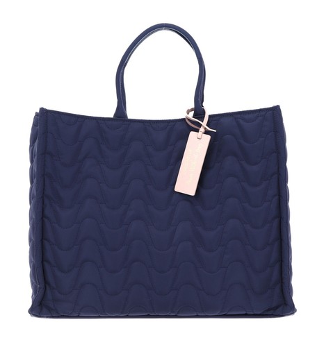 Coccinelle never without - never,