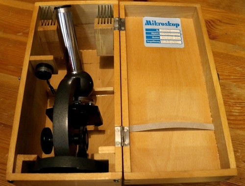 Altes hochwertiges mikroskop