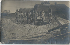 O020,Foto,Soldaten,Uniform,vermutlich beim Bau einer Latrine,Russland,1916