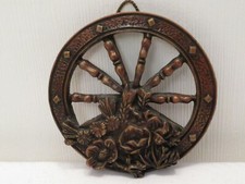 Wachsbild Wagenrad mit Blumengesteck Ø ca 12 cm zum Aufhängen Wachs Blumenmotiv