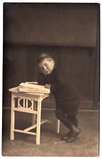 KLEINER JUNGE LEHNT LÄSSIG AN JUGENDSTIL TISCHCHEN * Foto-AK um 1920
