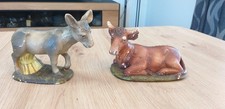 Alte antike Krippenfiguren Esel und Ochse. Gips