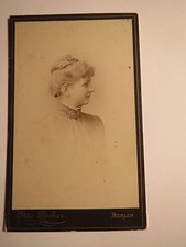 Berlin - junge Frau im Kleid -