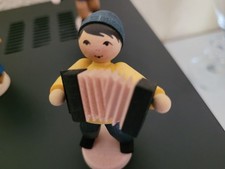 Ulmik - Wintermusiker mit Akkordeon • farbig gebeizt - Höhe ca. 7 cm