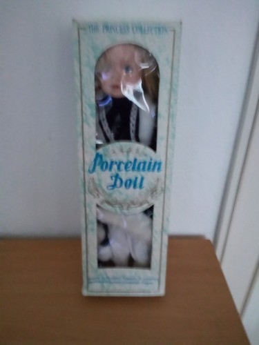 Porzellanpuppe aus der