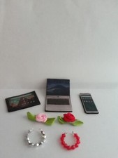 Accessoires und Kleidung