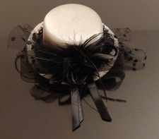Miniatur Hut Mini Zylinder Fascinator Beige Schwarz Damen Burlesque mit Federn