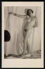 Foto-AK Nackte Dame mit Halskette vor einem hellen Vorhang Akt 