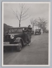 Frau mit Pelz neben Autos am