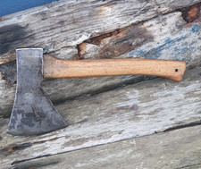 Antike Zimmermanns Axt gepunzt und geschmiedet