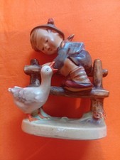 Goebel Figur Junge auf Zaun