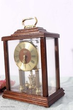 Wunderschöne Tischuhr